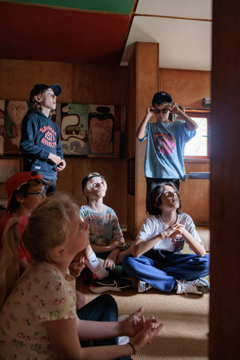 Groupe de jeunes enfants visitant la villa E-1027 de Eileen Gray et Jean Badovici