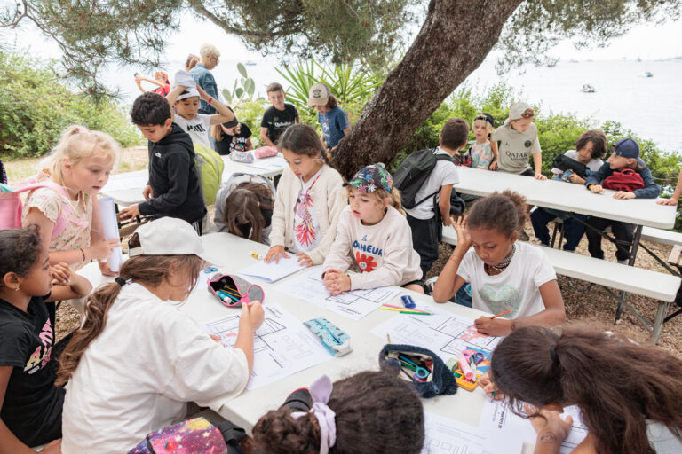 Groupe d'enfants participant à un atelier de coloriage lié à l'architecture