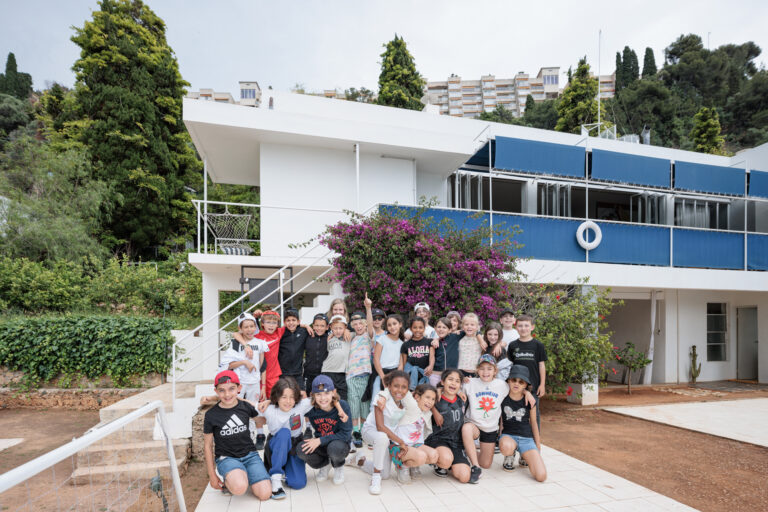 Groupe de jeunes enfants devant la villa E-1027 de Eileen Gray et Jean Badovici