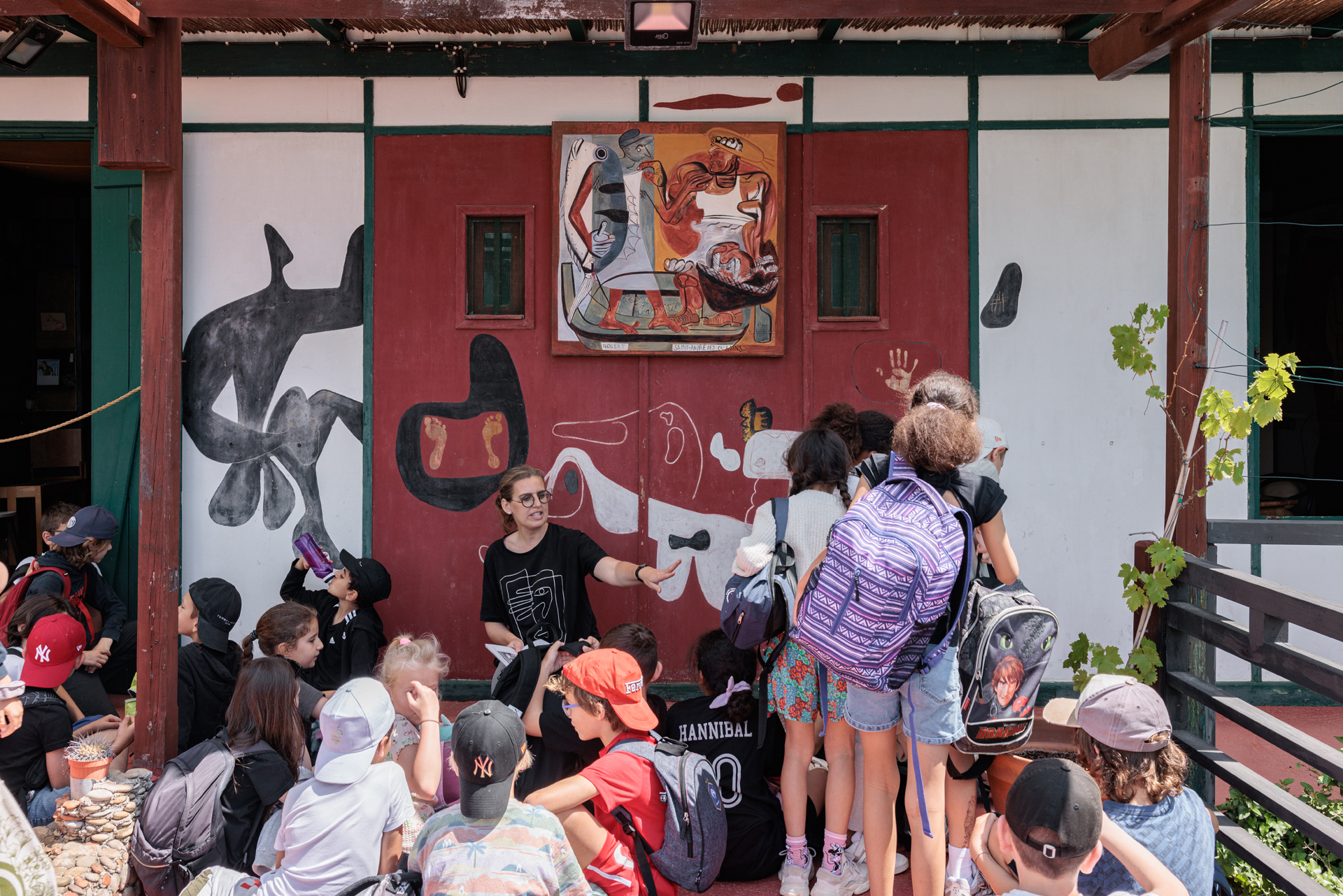 Groupe de jeunes enfants visitant la villa E-1027 de Eileen Gray et Jean Badovici