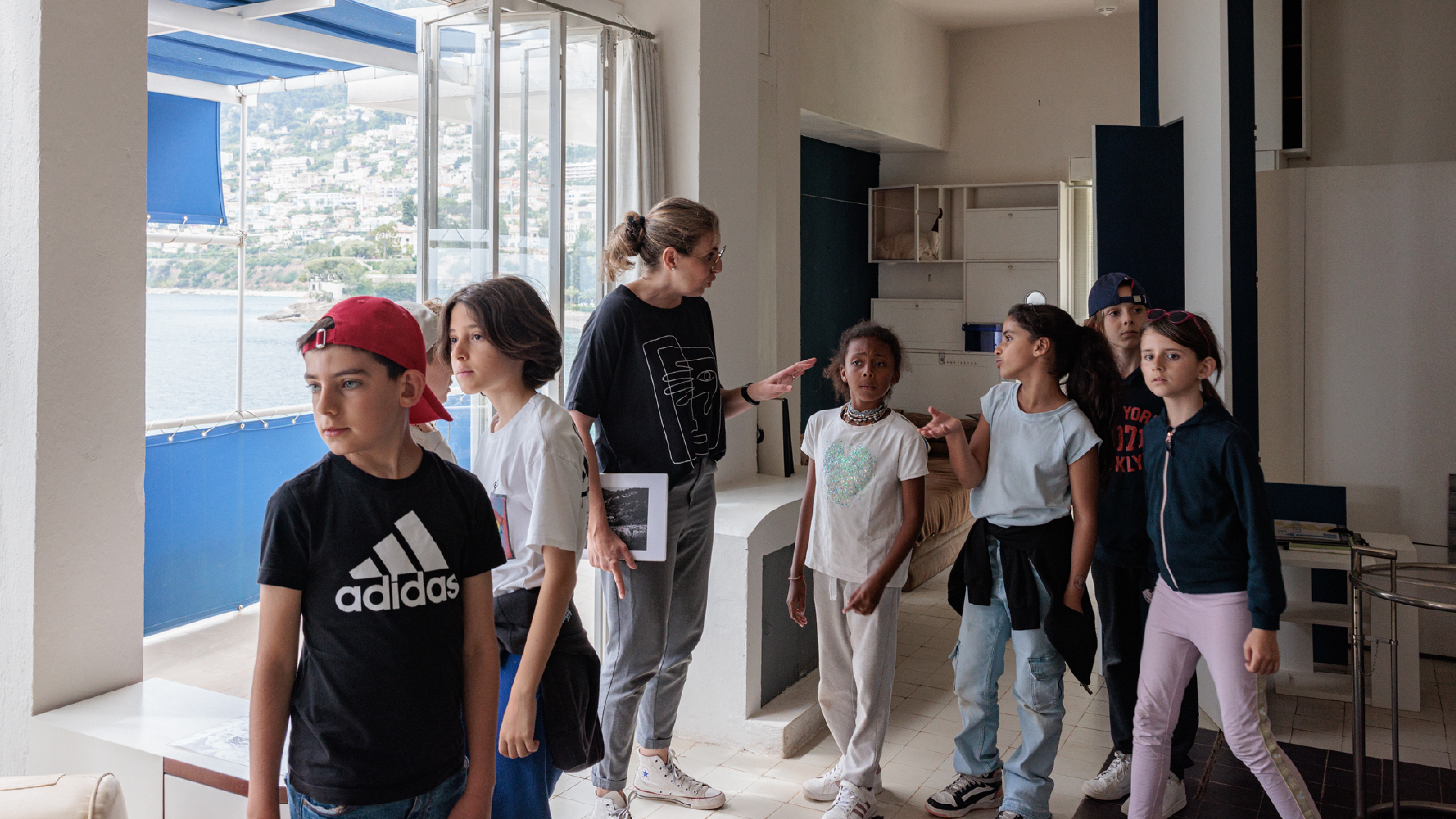 Groupe de jeunes enfants visitant la villa E-1027 de Eileen Gray et Jean Badovici