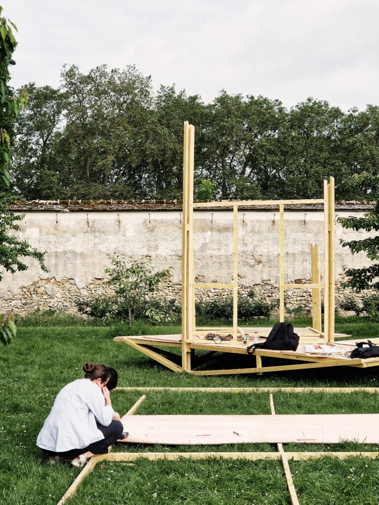 Étudiants en train de construire un pavillon en bois