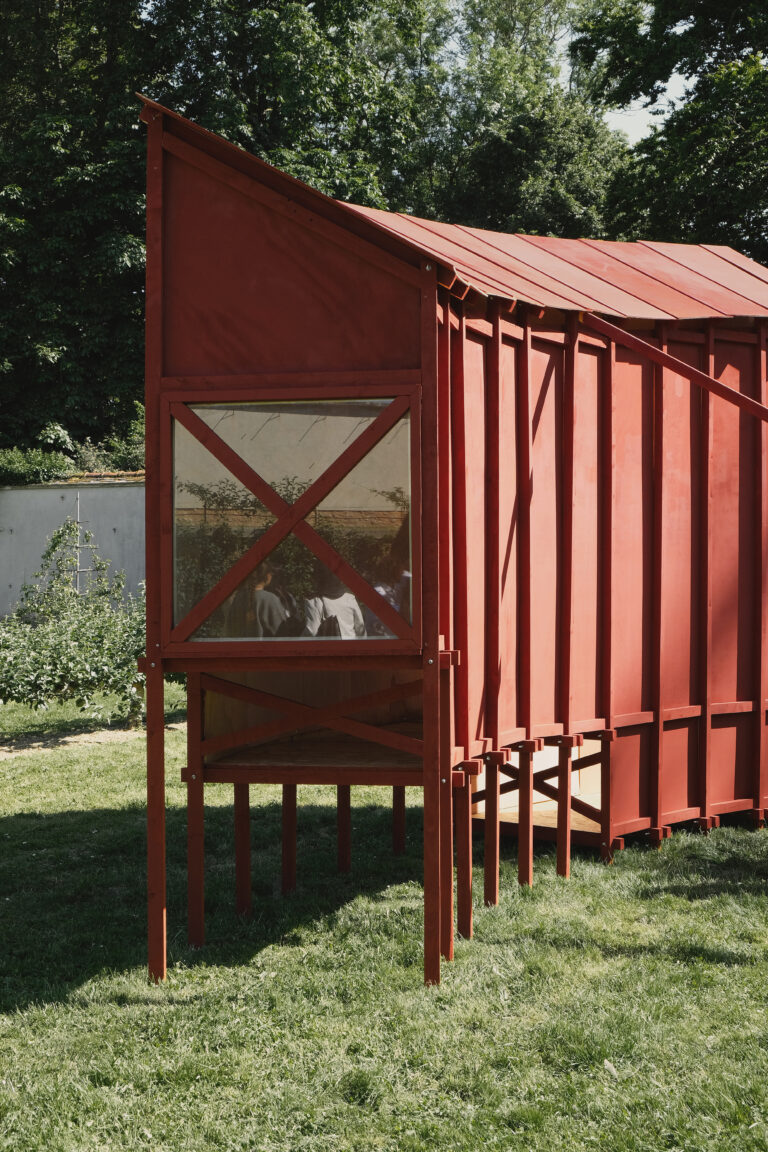 Pavillon en bois peint en rouge