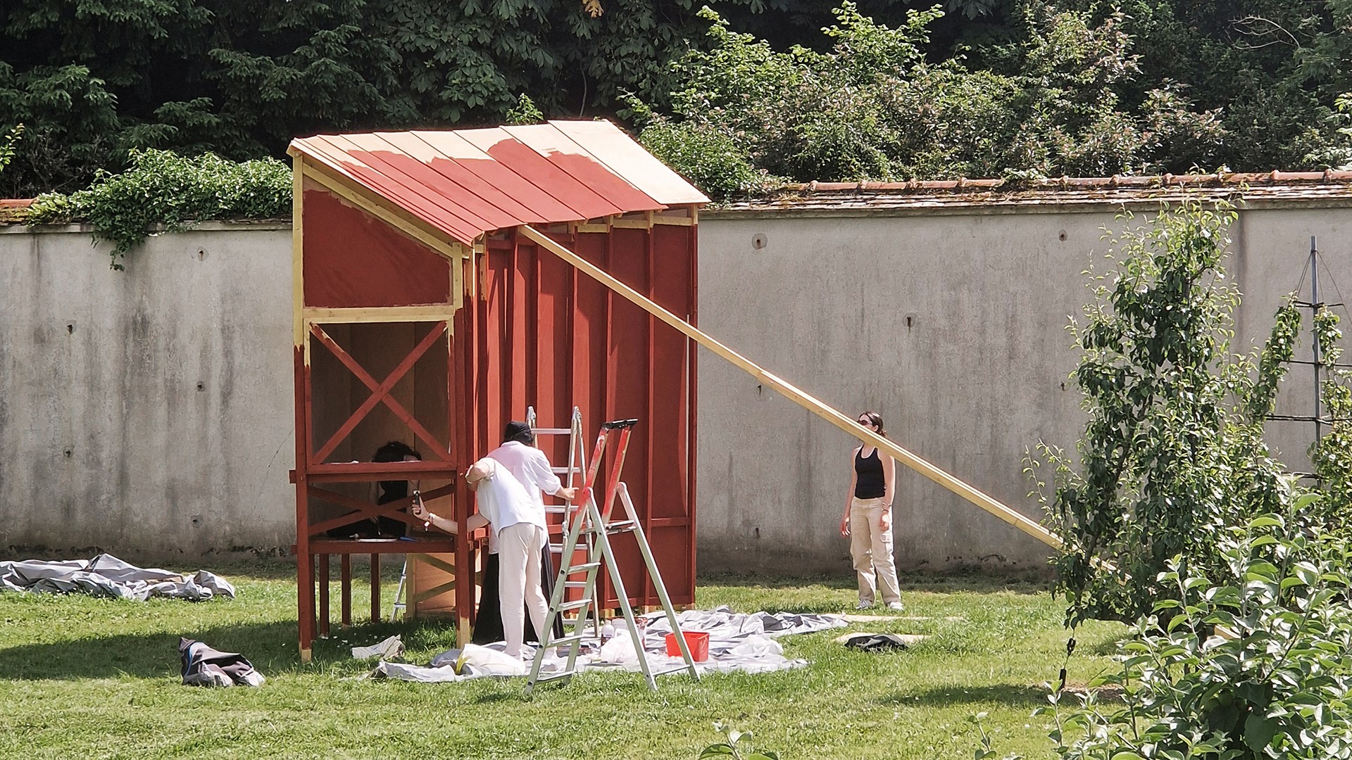 Étudiants architecte en train de construire un pavillon en bois