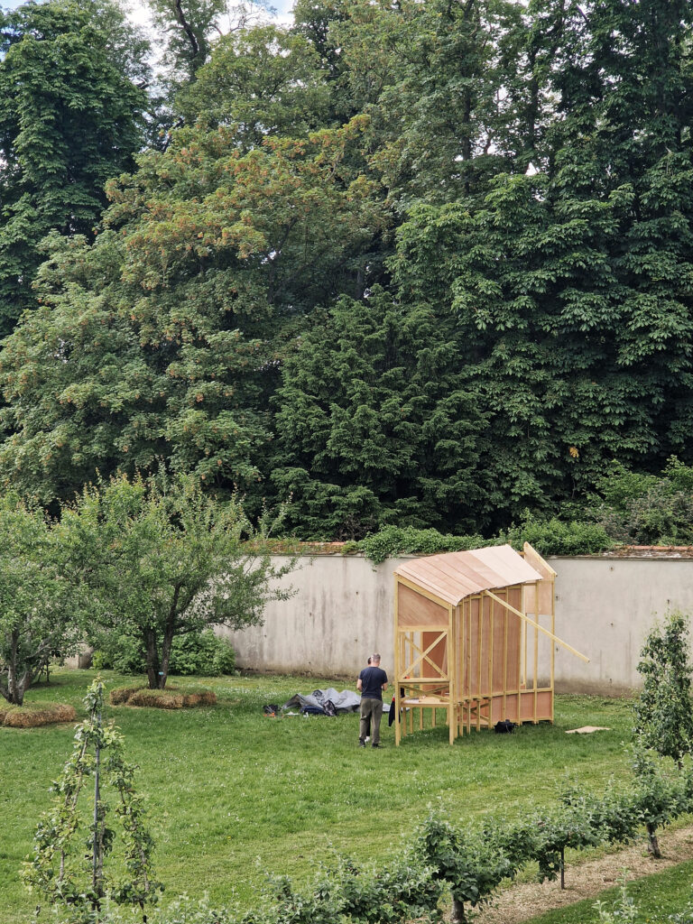Structure en bois dans un jardin à Versailles