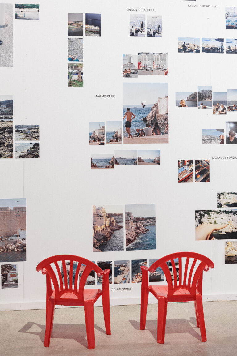 Photos sur un mur de l'exposition « La Balnéaire » à Roquebrune-Cap-Martin