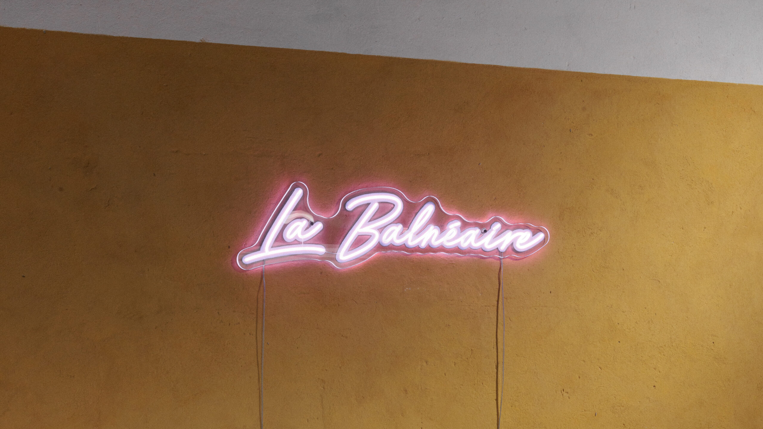 Logo de l'exposition La Balnéaire en LED rouge