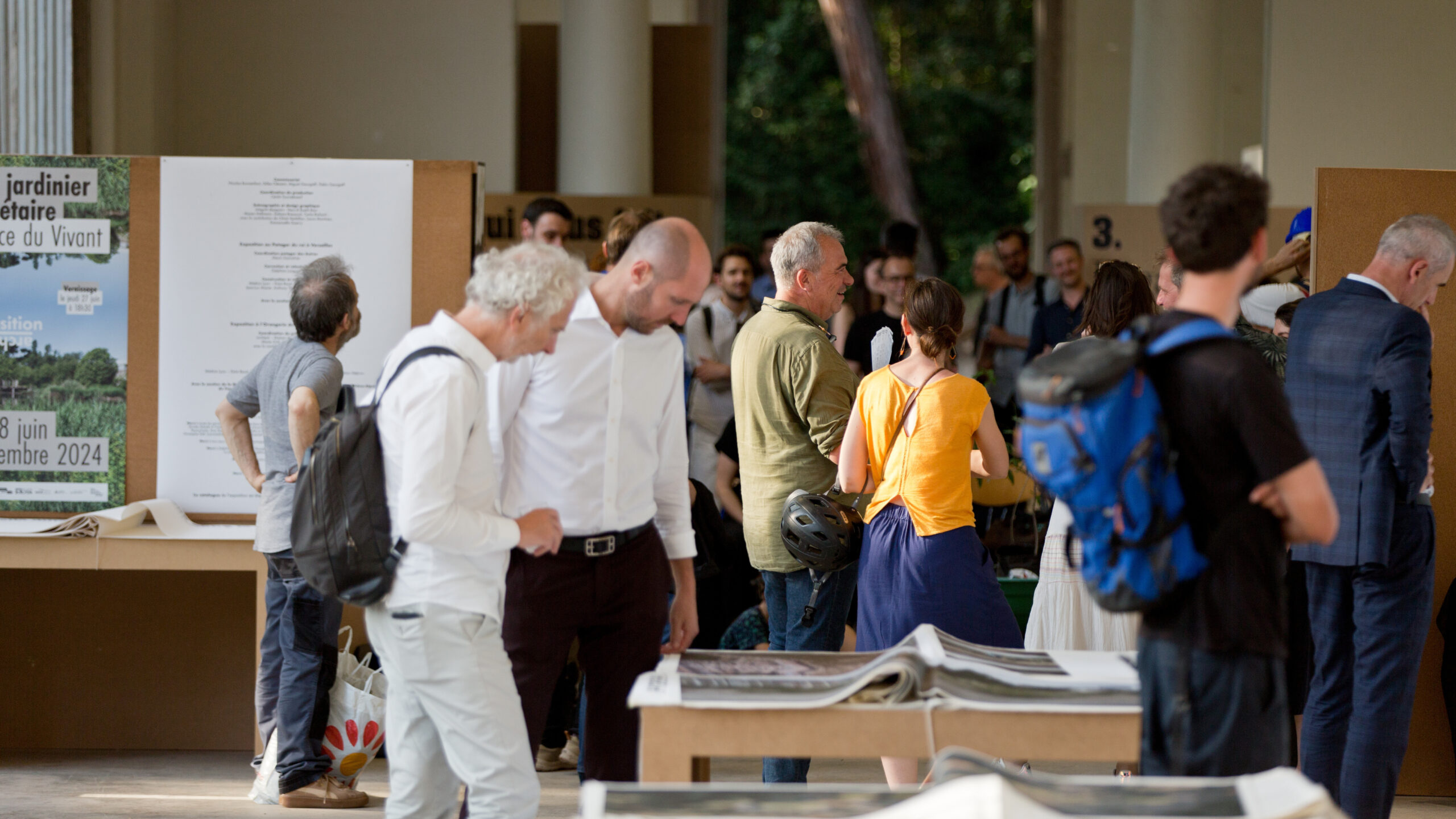 Groupe de personnes visitant une exposition à Lyon