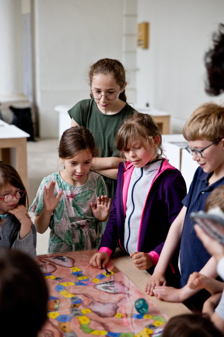 Un groupe de jeunes enfants en train de jouer à un jeu de société