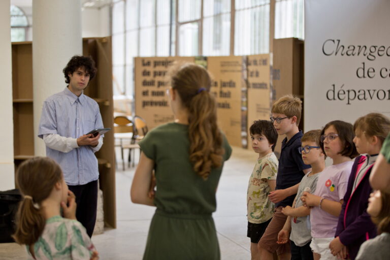 Des enfants qui écoutent attentivement un camarade poser une question.