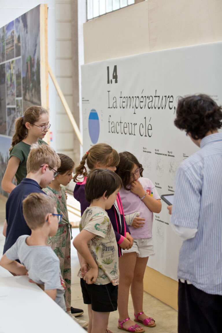 Un groupe de jeunes enfants qui écoutent attentivement un adulte parler