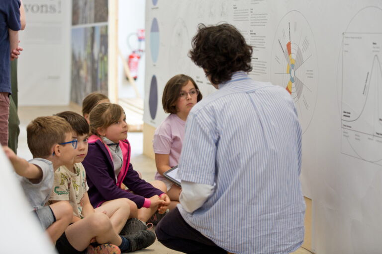 Un groupe de jeunes enfants qui écoutent attentivement un adulte parler