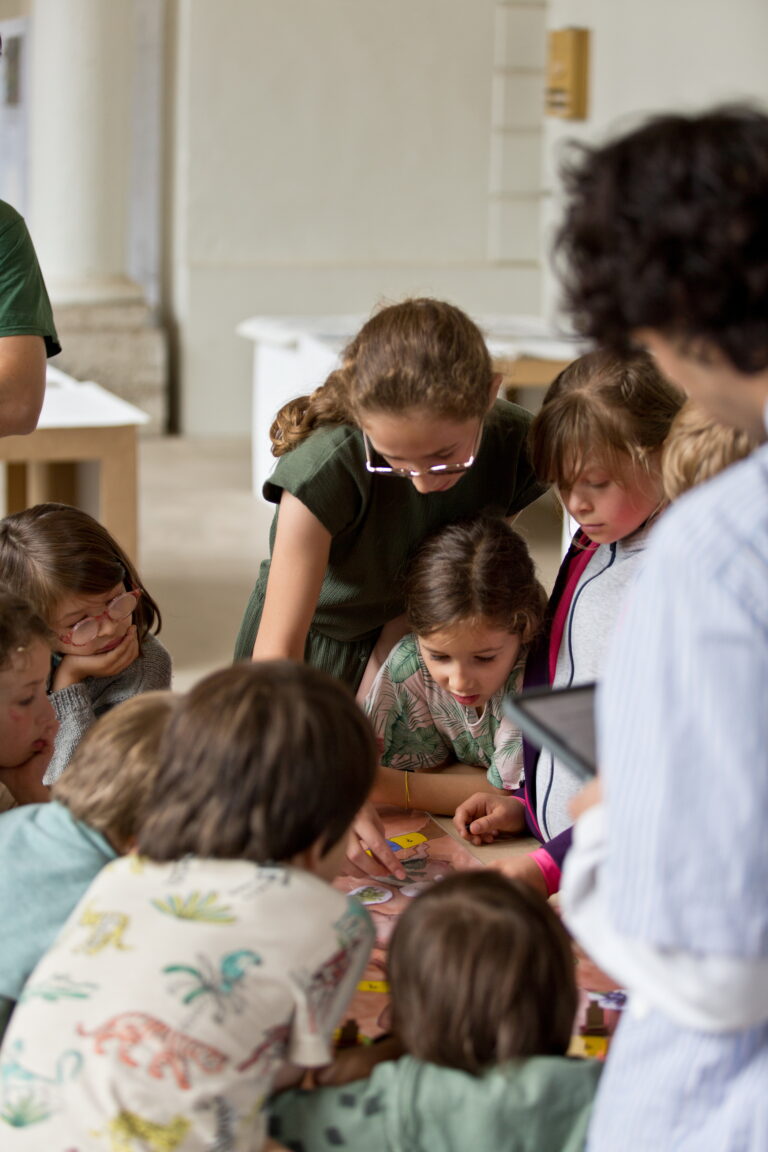 Un groupe de jeunes enfants en train de jouer à un jeu de société