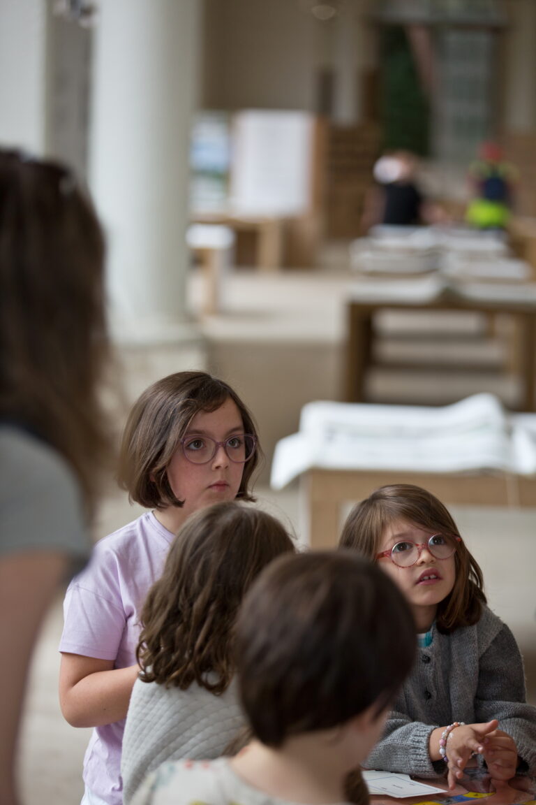 Deux jeunes filles qui regardent attentivement ce qui se passe devant leurs yeux.