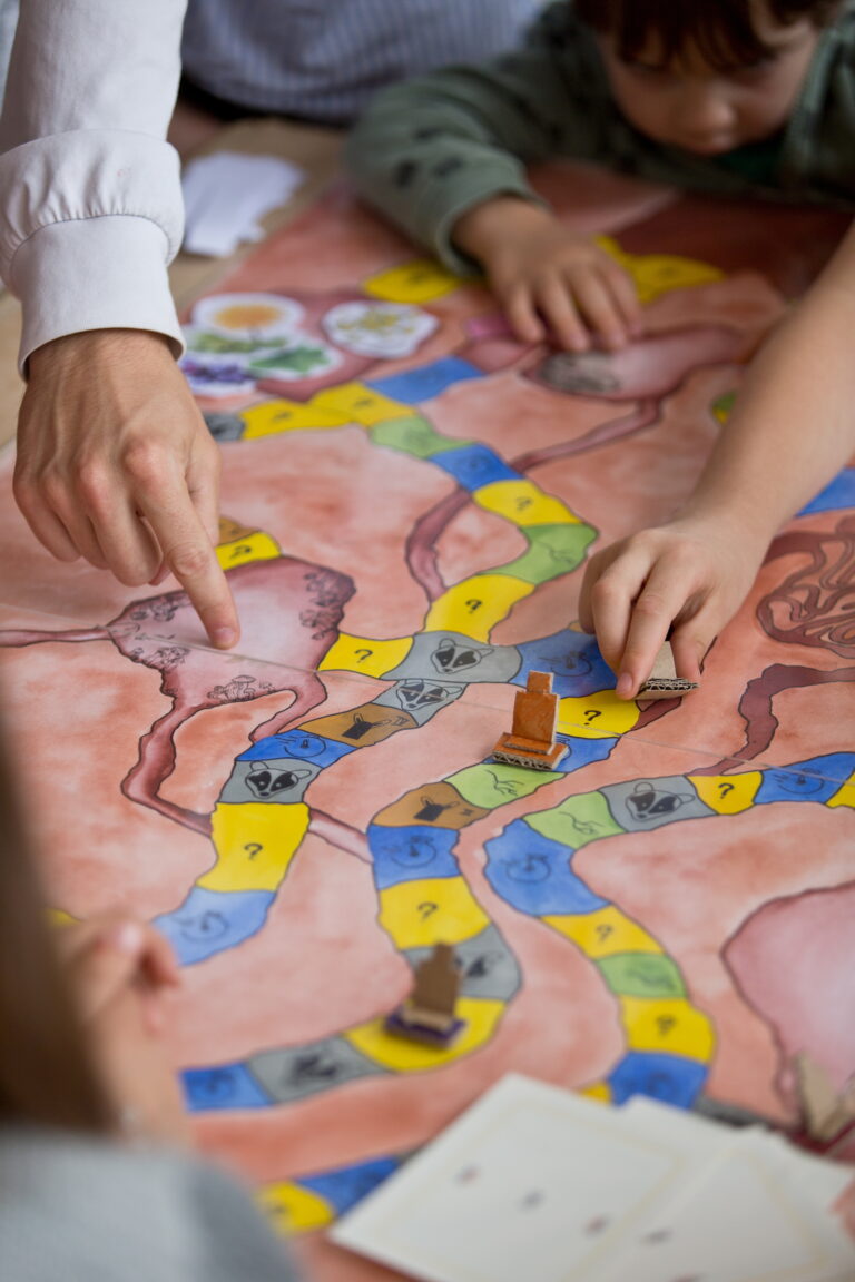 Mains de jeunes enfants en train de jouer à un jeu de plateau