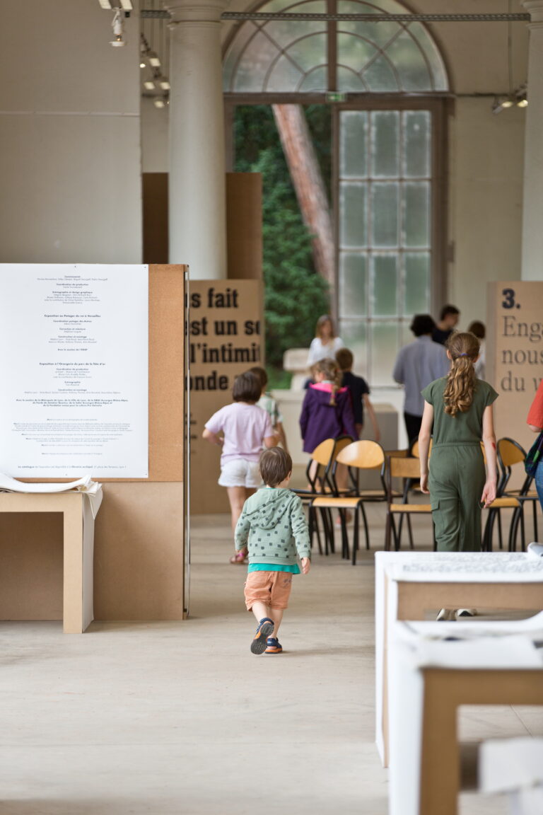 Des enfants se baladant dans les allées d'une exposition artistique