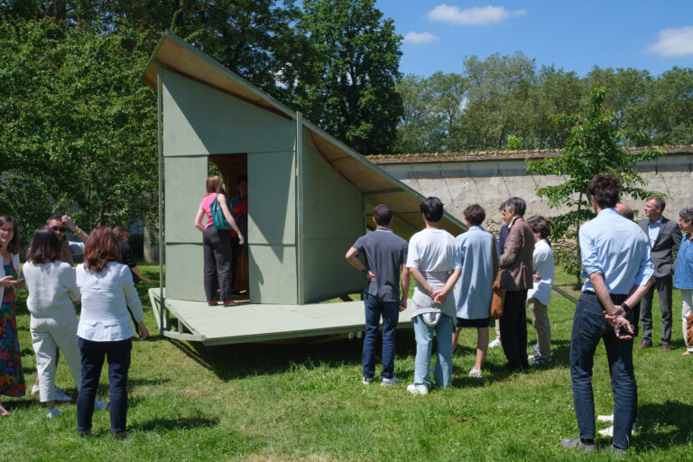 Groupe de personne admirant une structure en bois à Versailles