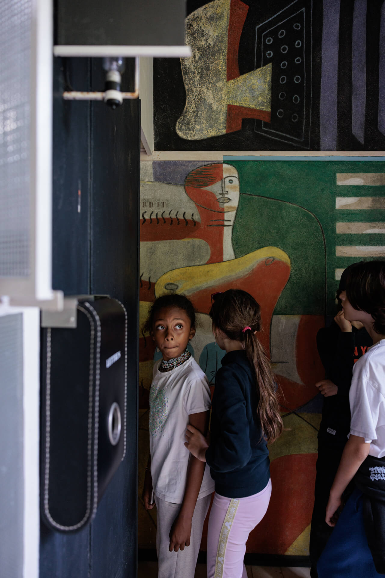 Groupe de jeunes enfants visitant la villa E-1027 de Eileen Gray et Jean Badovici