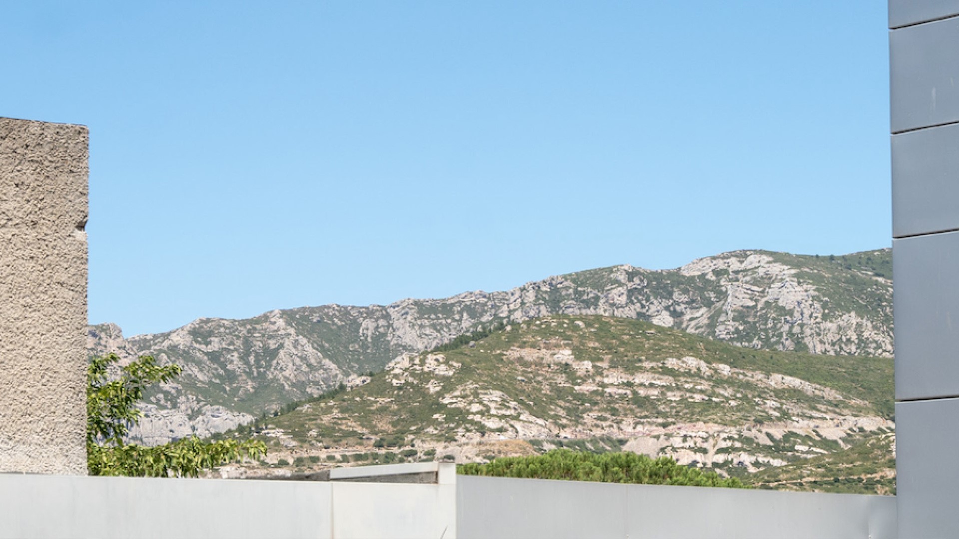 Coline verdoyante avec un ciel bleu à Marseille